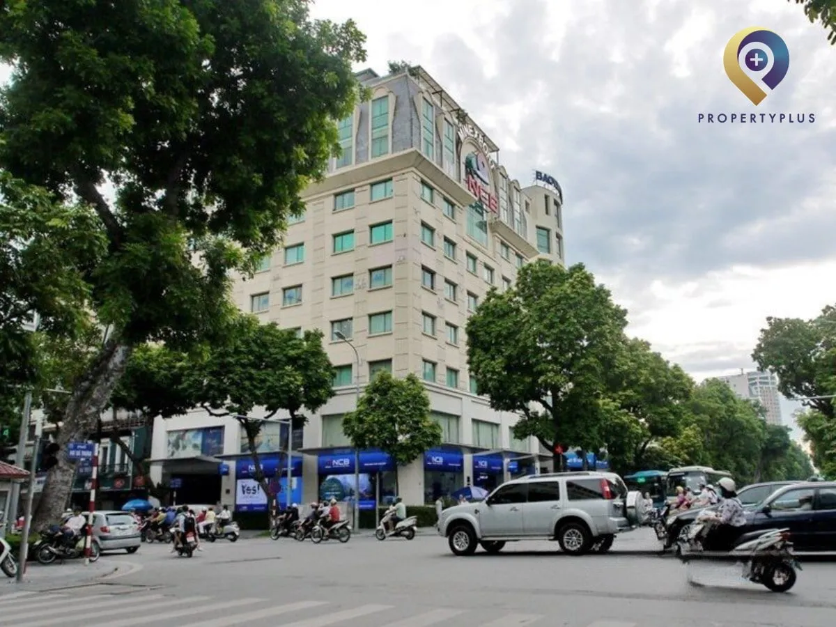 Toàn cảnh tòa nhà Minexport-Tower nhìn từ góc phố.
